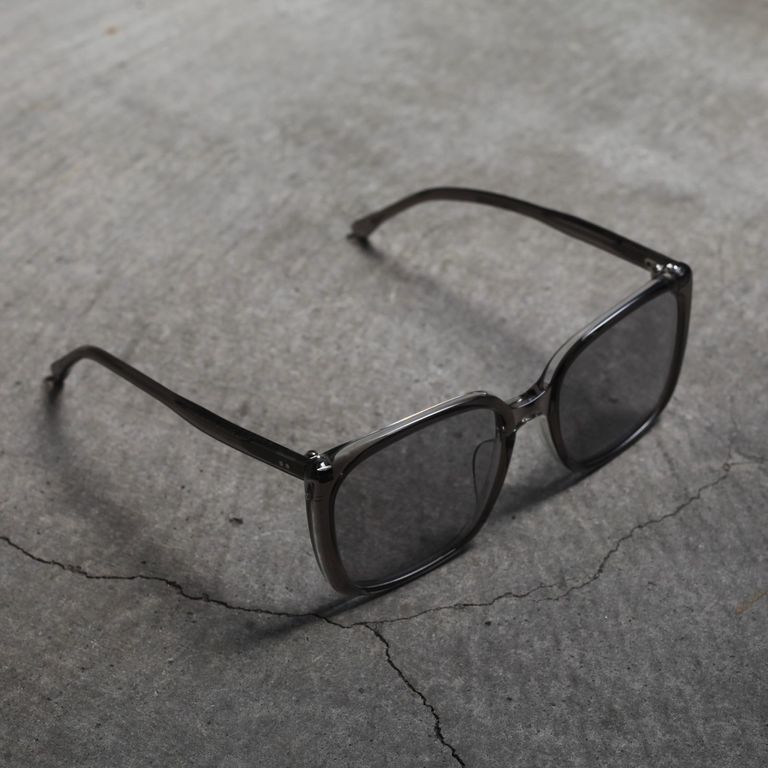 レンズ : LIGHT GREY