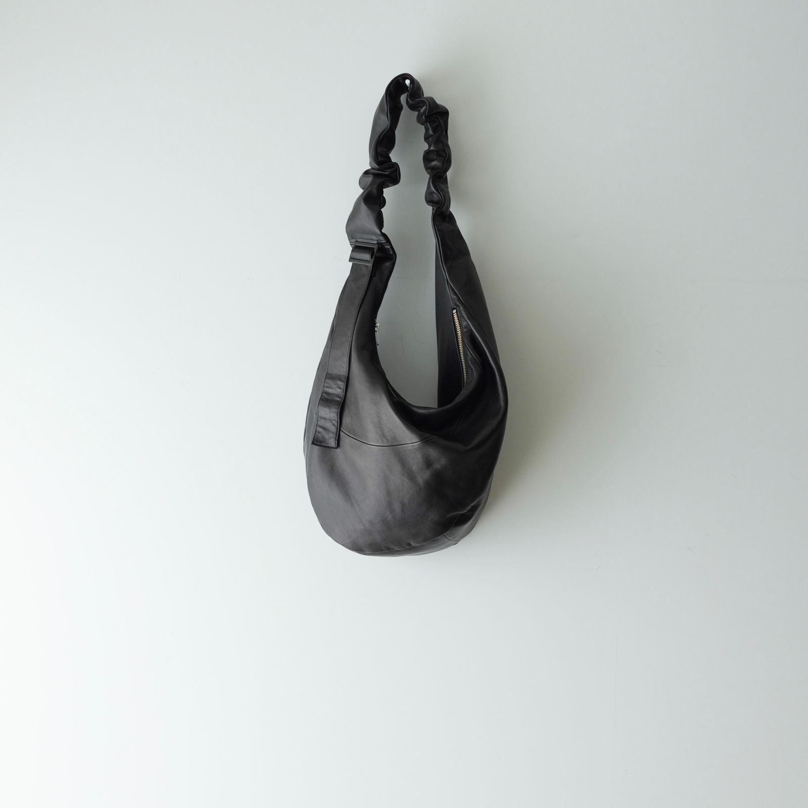 【残りわずか】Goat Leather Twist Shoulder Bag