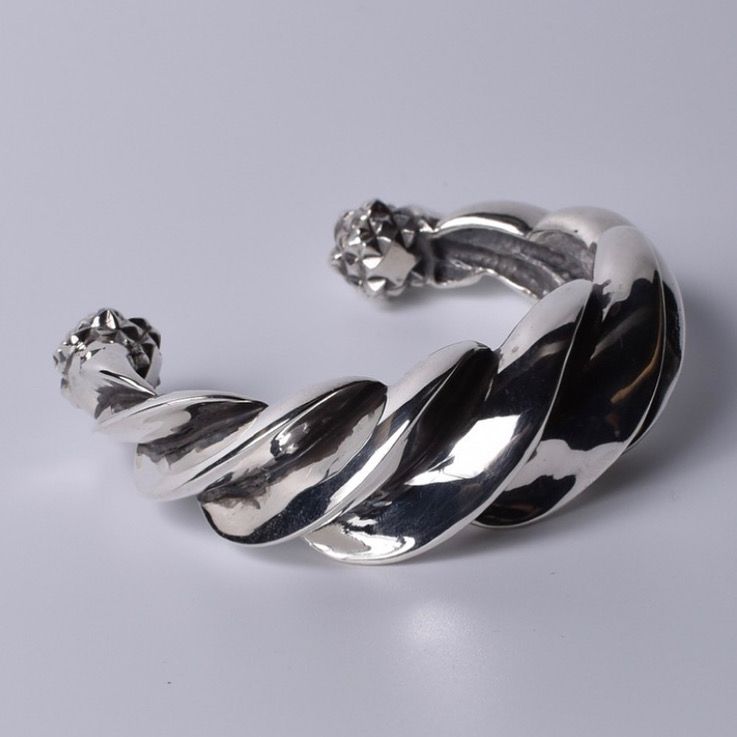 【お取り寄せ注文可能】Twist Angle Bangle(SILVER)