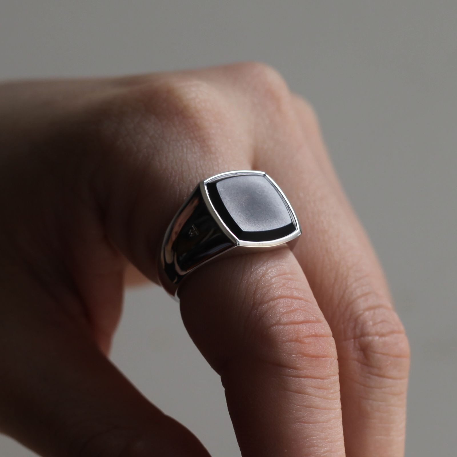 TOMWOOD - 【残り一点】Cushion Black Onyx Ring | ACRMTSM ONLINE STORE