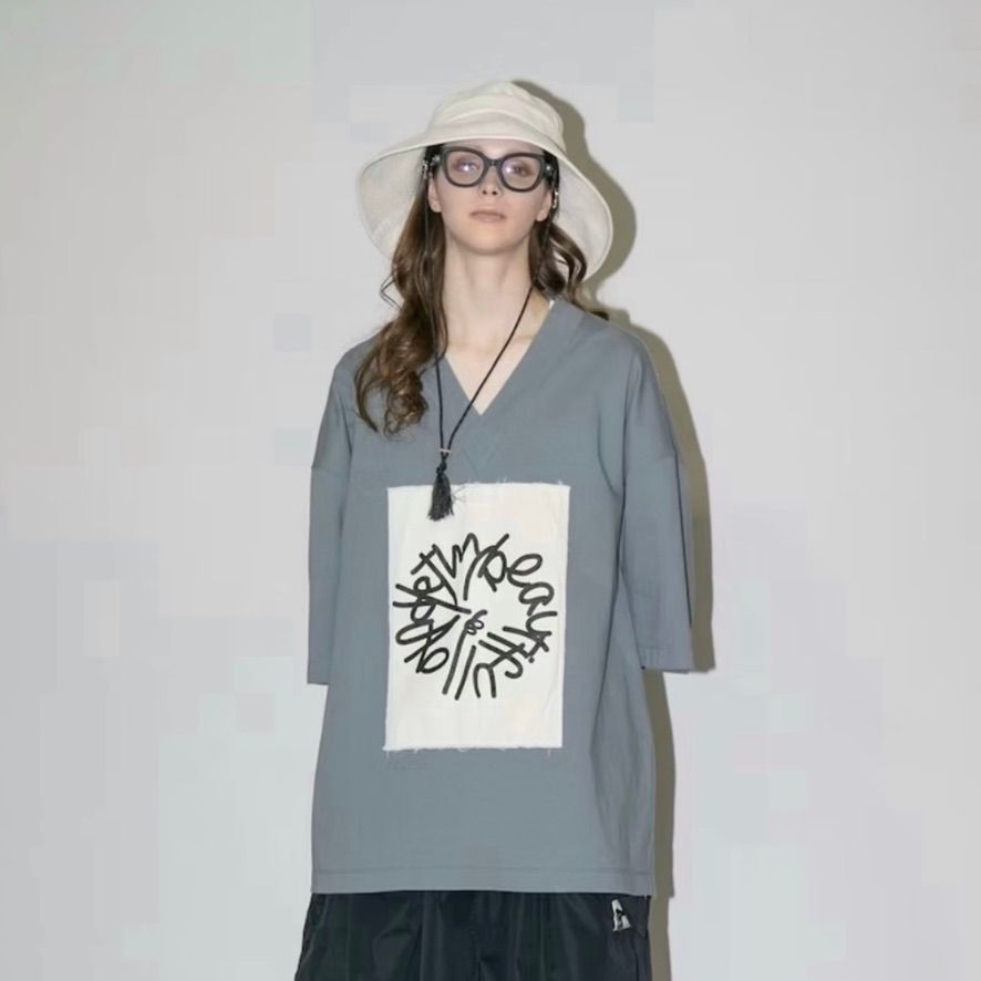 【再販売通知受付可能】MBLプリントVネックTee