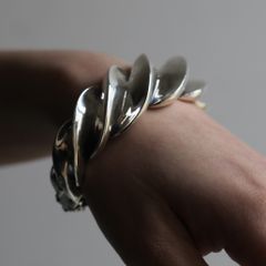 【お取り寄せ注文可能】Twist Angle Bangle(SILVER)