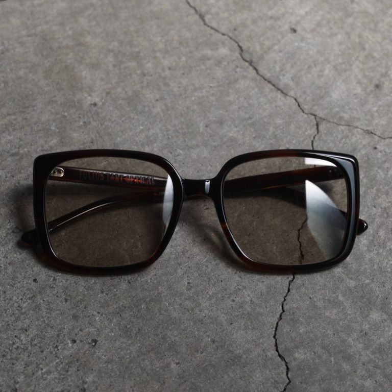 レンズ : LIGHT BROWN