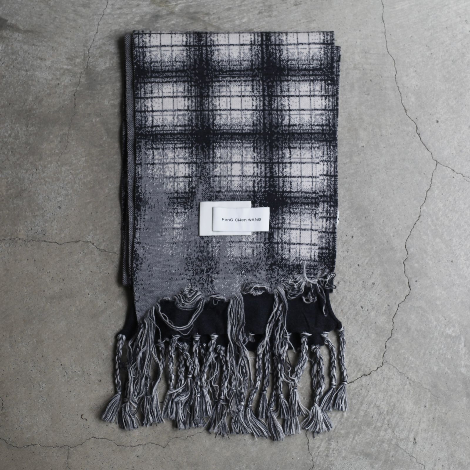 【残り一点】Black And Grey Plaid Gradient Knit Scraf
