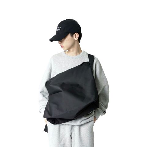 【残りわずか】Nylon Messenger Bag