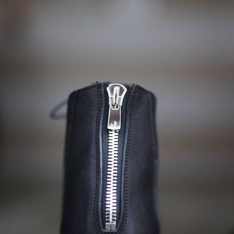 レザー種類 : ITALIAN VACHETTA-SHRINK(BLACK)
※商品ページ画像のレザー及び、仕様はサンプルとしてご覧ください。