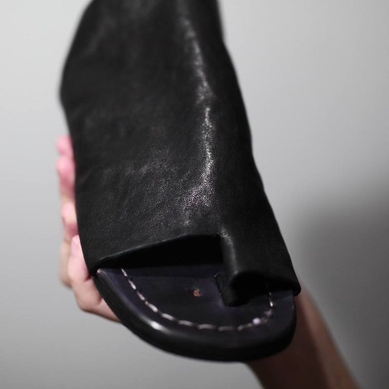 レザー種類 : HEATEDSHRINK COW(BLACK)
※商品ページ画像のレザー及び、仕様はサンプルとしてご覧ください。