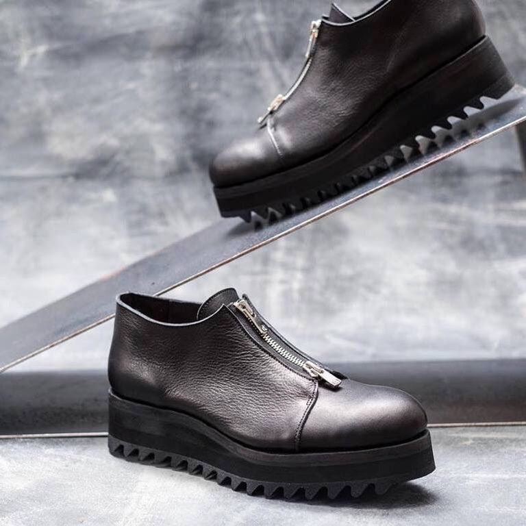 レザー種類 : ITALIAN VACHETTA-SHRINK(BLACK)
※商品ページ画像のレザー及び、仕様はサンプルとしてご覧ください。