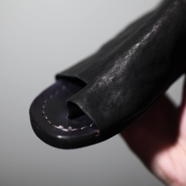 レザー種類 : HEATEDSHRINK COW(BLACK)
※商品ページ画像のレザー及び、仕様はサンプルとしてご覧ください。
