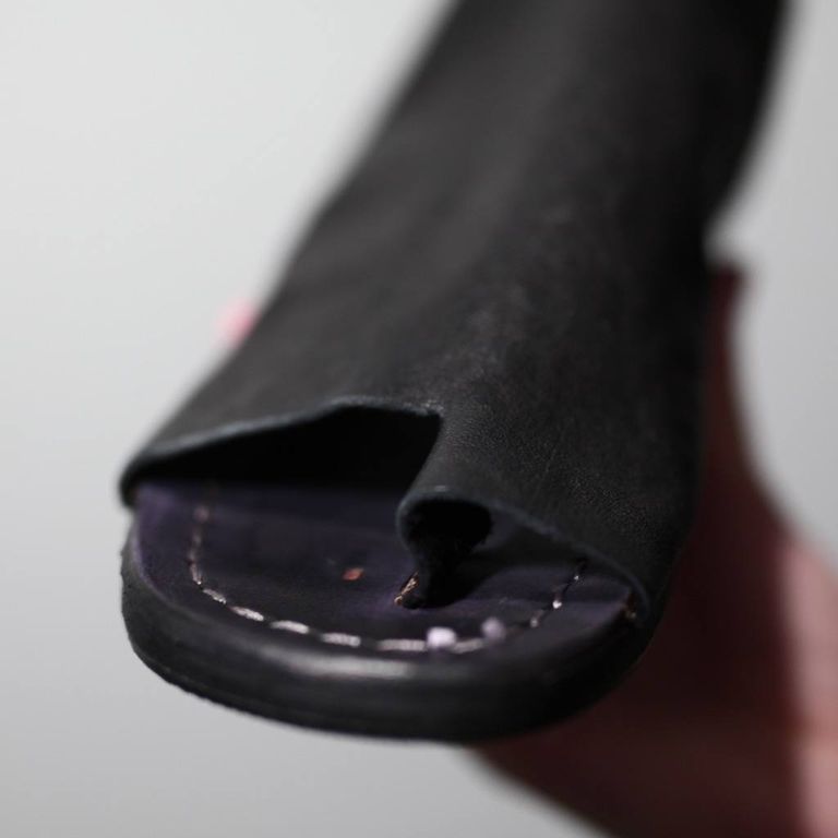 レザー種類 : HEATEDSHRINK COW(BLACK)
※商品ページ画像のレザー及び、仕様はサンプルとしてご覧ください。