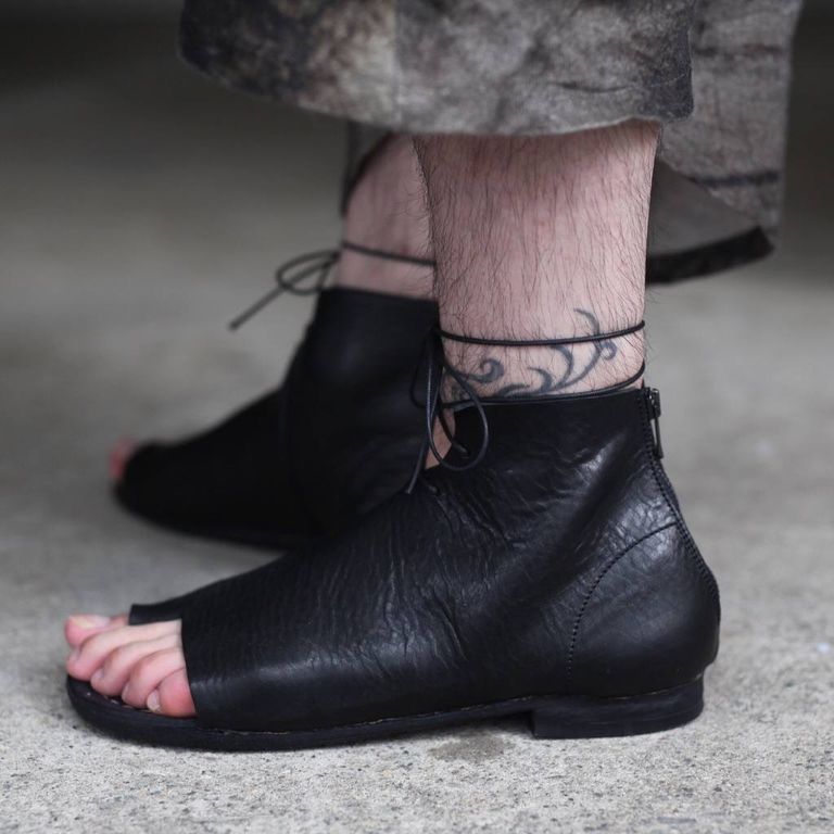 レザー種類 : ITALIAN VACHETTA-SHRINK(BLACK)
※商品ページ画像のレザー及び、仕様はサンプルとしてご覧ください。