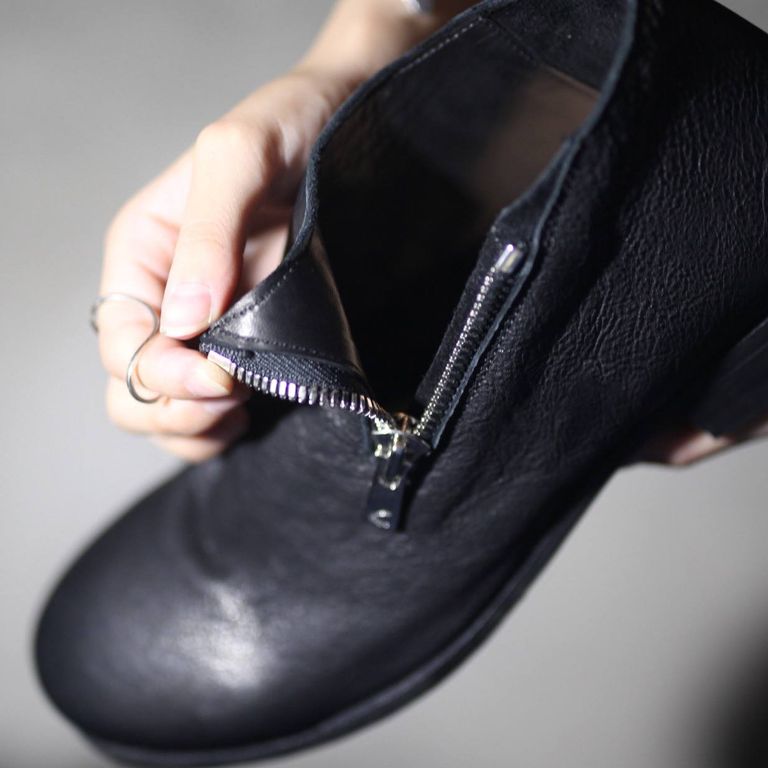 レザー種類 : ITALIAN VACHETTA-SHRINK(BLACK)
※商品ページ画像のレザー及び、仕様はサンプルとしてご覧ください。
