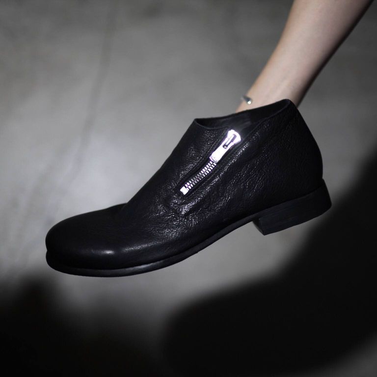 レザー種類 : ITALIAN VACHETTA-SHRINK(BLACK)
※商品ページ画像のレザー及び、仕様はサンプルとしてご覧ください。