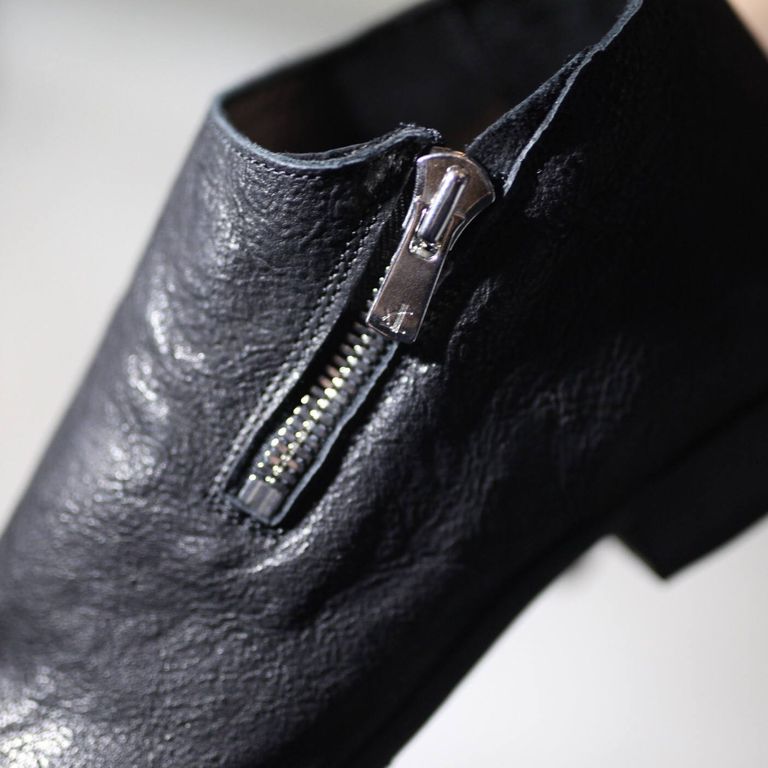 レザー種類 : ITALIAN VACHETTA-SHRINK(BLACK)
※商品ページ画像のレザー及び、仕様はサンプルとしてご覧ください。