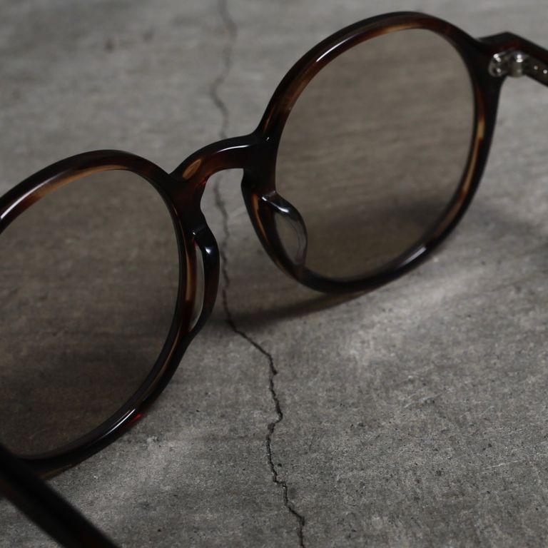 レンズ : LIGHT BROWN