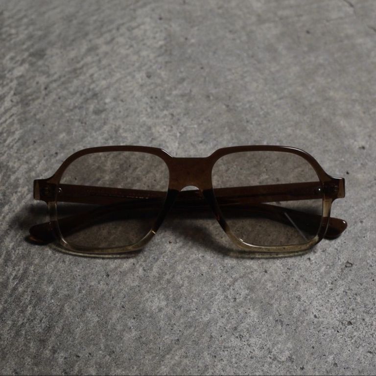 レンズ : LIGHT BROWN