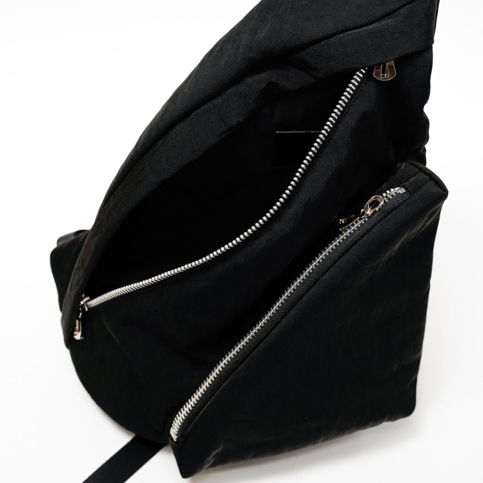 【残り一点】Annie Puffer Sling Bag(CERATO BRIGHT)