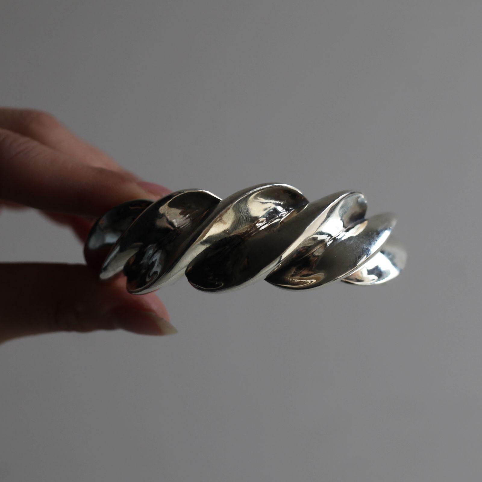 Natural Instinct シルバー Twist Angle Bangle NATURAL INSTINCT - 【お取り寄せ注文可能】Twist Angle Bangle