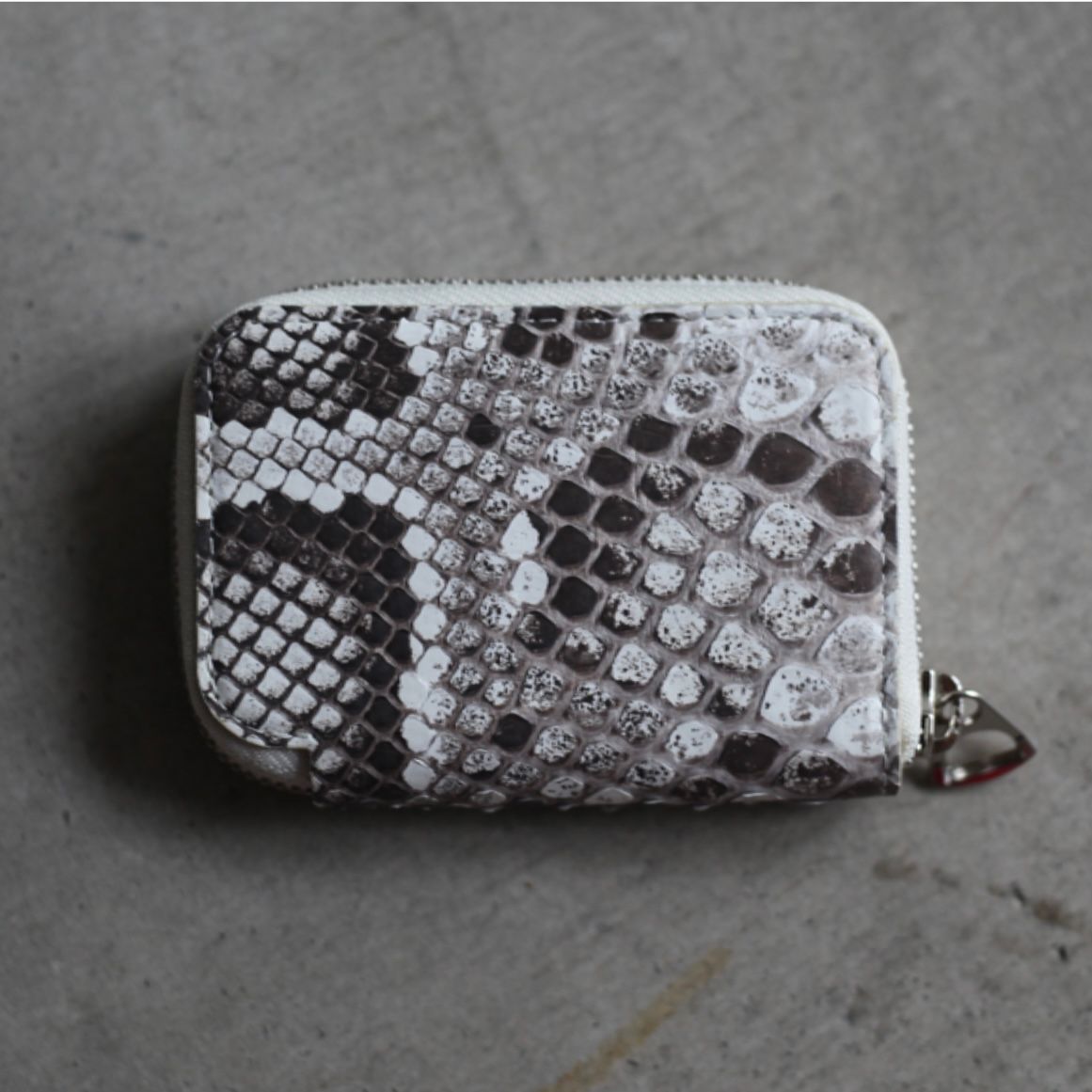 【再販売通知受付可能】Cristy Coin Card WLT(MOLURUS)