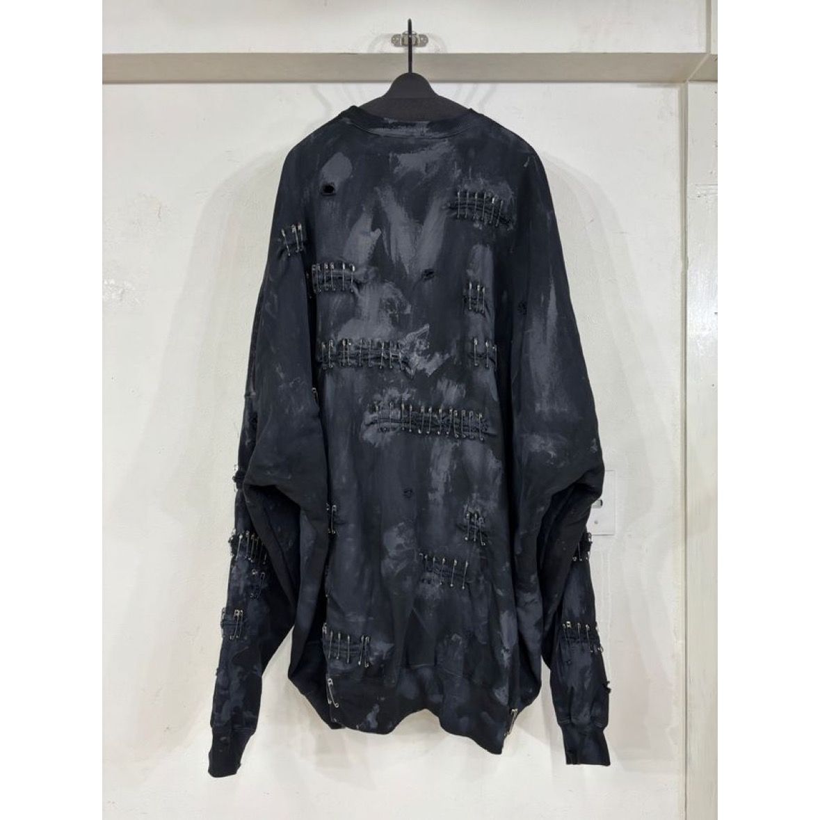 【残り一点】Crack Paint Safety Pin Pullover Sweat