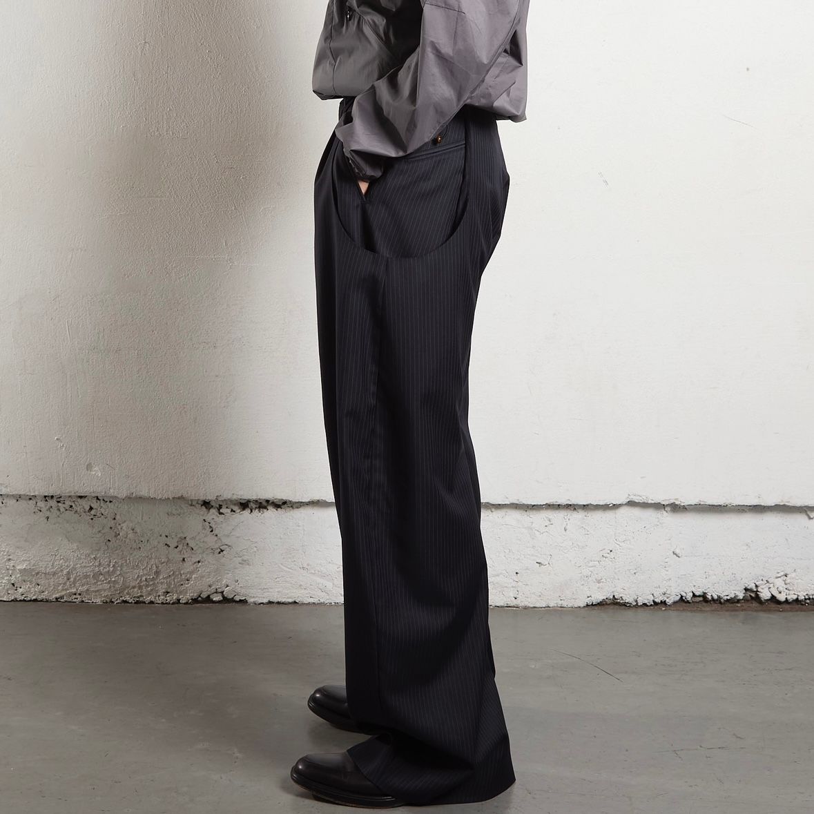 NVRFRGT - 【残り一点】Pinstriped 2tuck Curved Leg Trousers