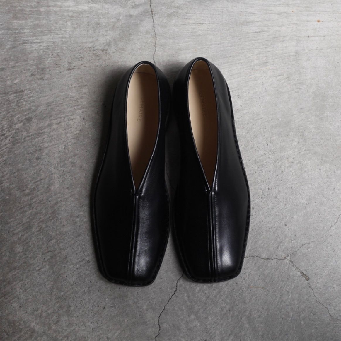 【関税込み】LEMAIRE ブラック Flat Piped スリッポン Black Flat Piped Slippers | LEMAIRE
