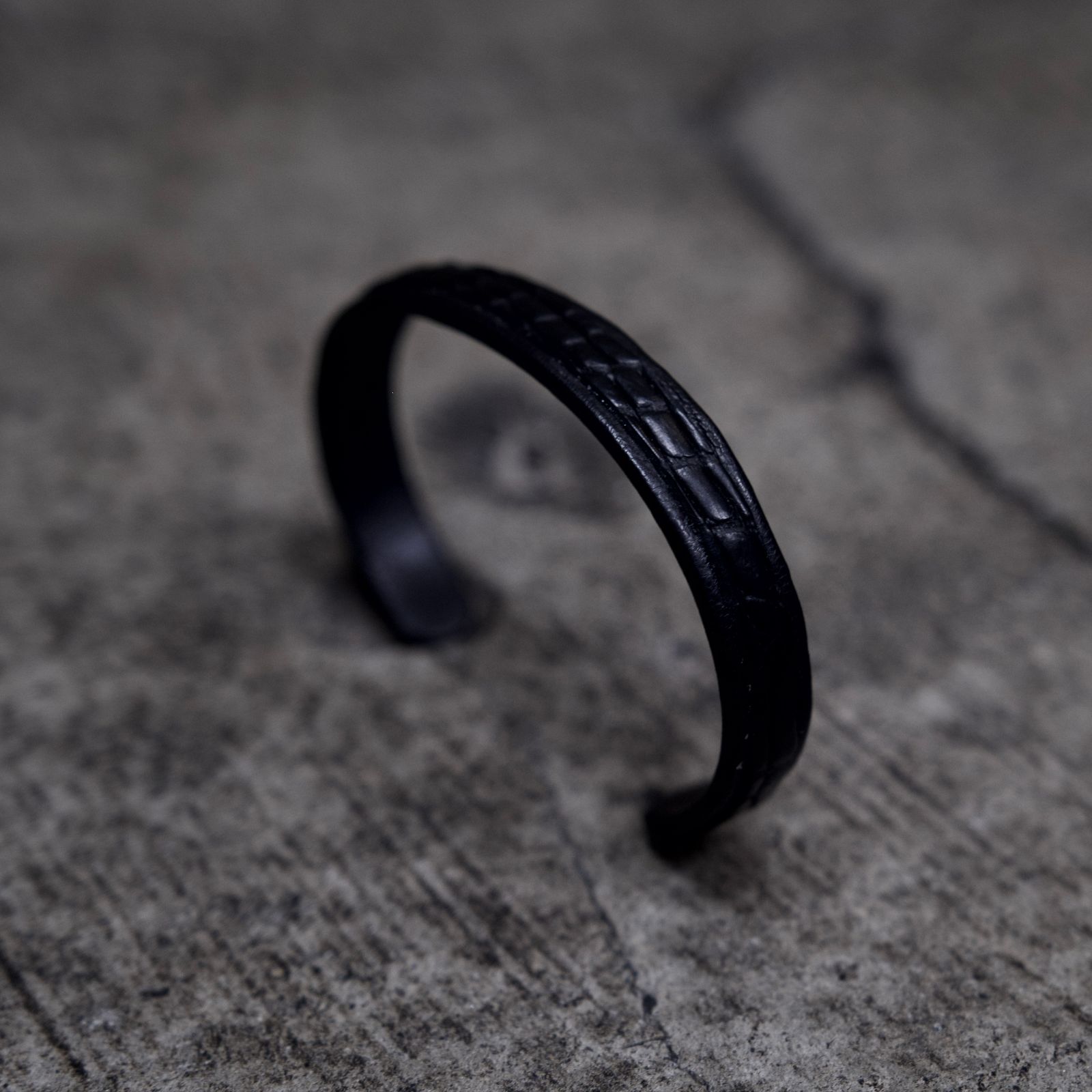 【お取り寄せ注文可能】Leather Bangle Middle(CROCODILE)