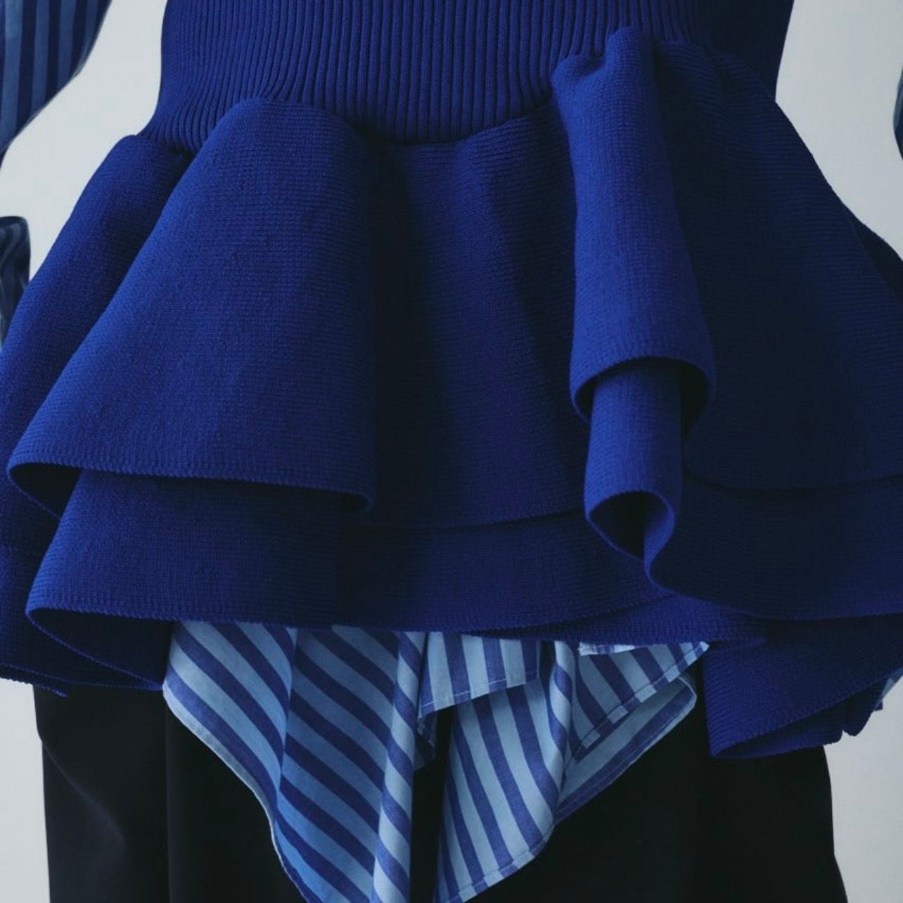 【再販売通知受付可能】Frill Hem Bustier