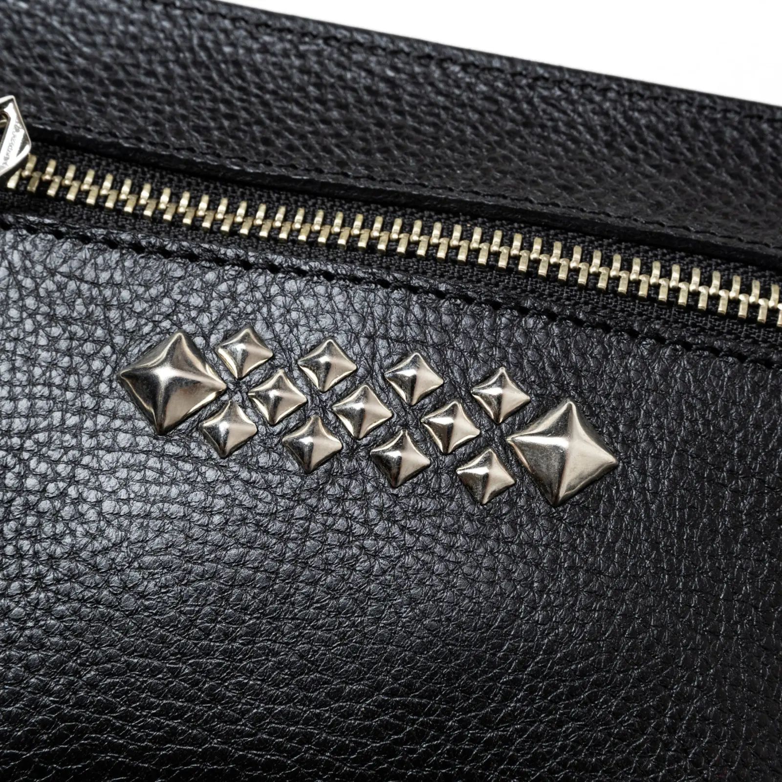 【再販売通知受付可能】Studs Leather Zip Pouch