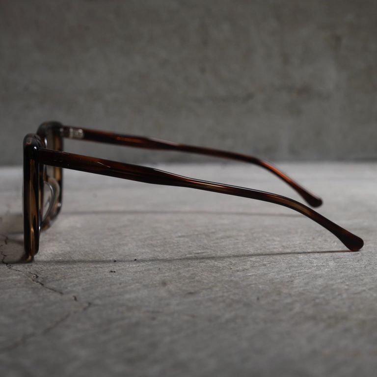 レンズ : LIGHT BROWN