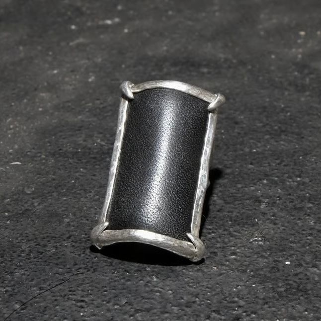 【お取り寄せ注文可能】Leather Picture Ring