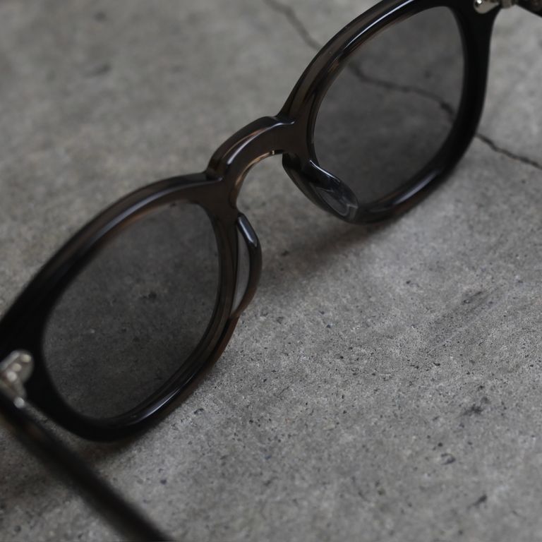 レンズ : LIGHT GREY