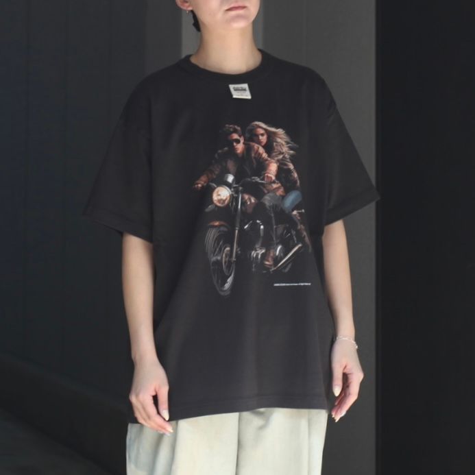 【残りわずか】"Avec Bikers" H-S Tag Tee