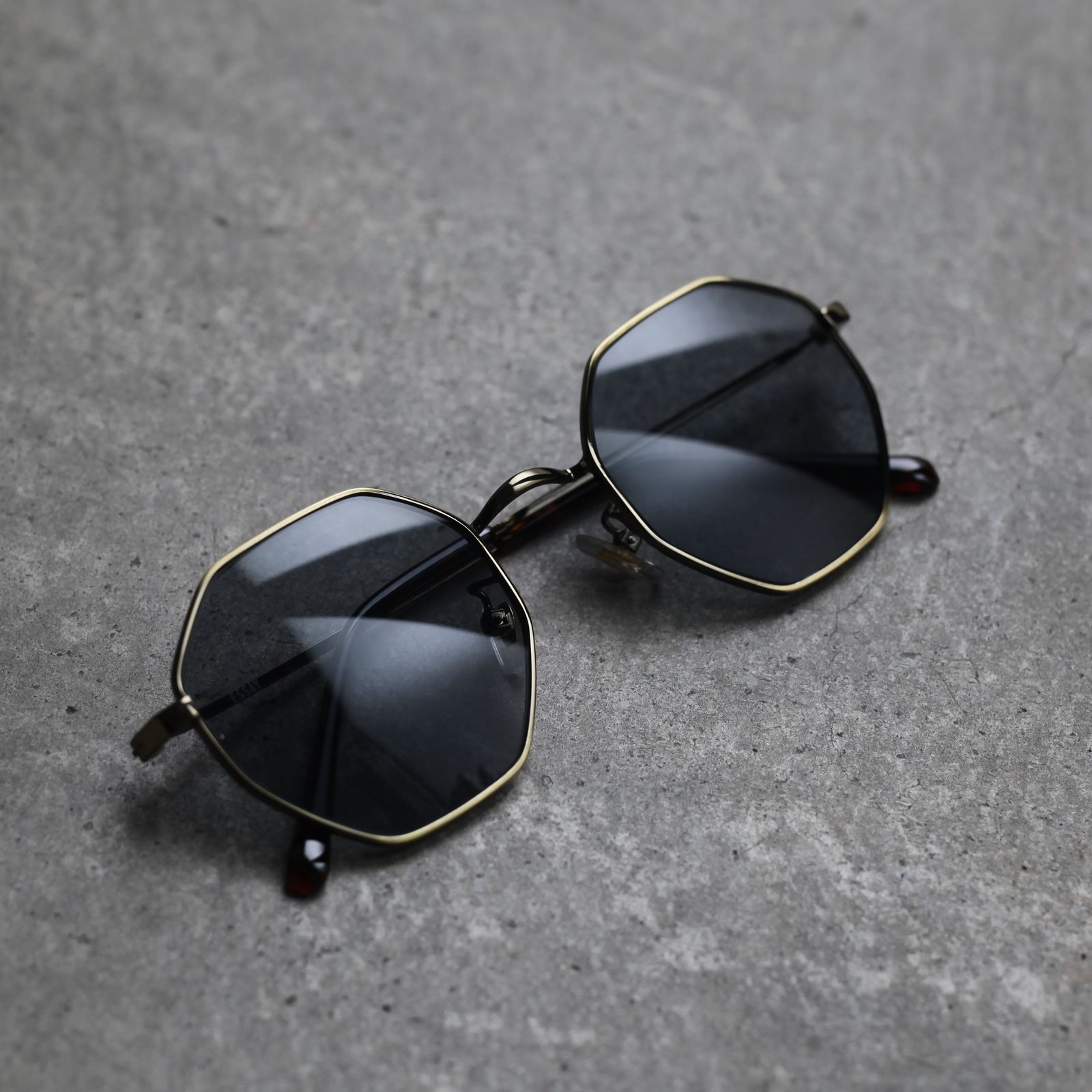 ESSAY - 【残りわずか】LG Sunglass(CHARCOAL) | ACRMTSM ONLINE STORE