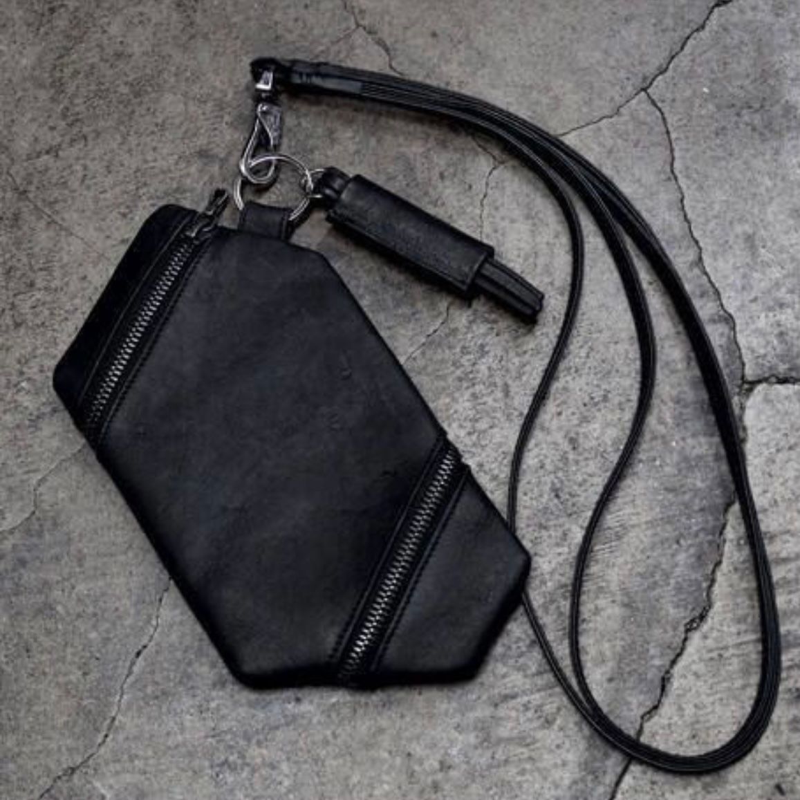 【お取り寄せ注文可能】Twist Zip Neck Pouch