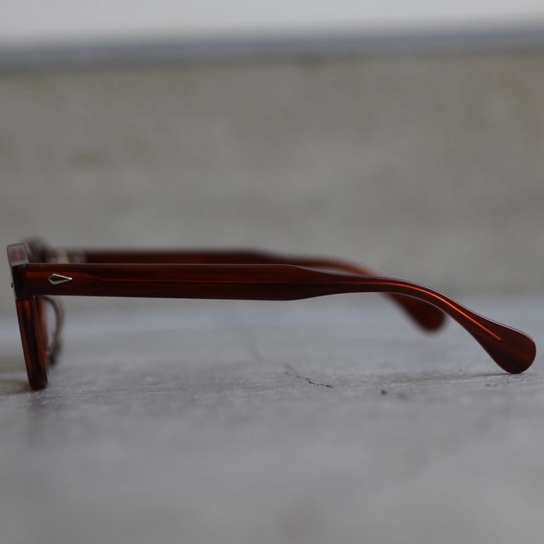 レンズ：LIGHT BROWN