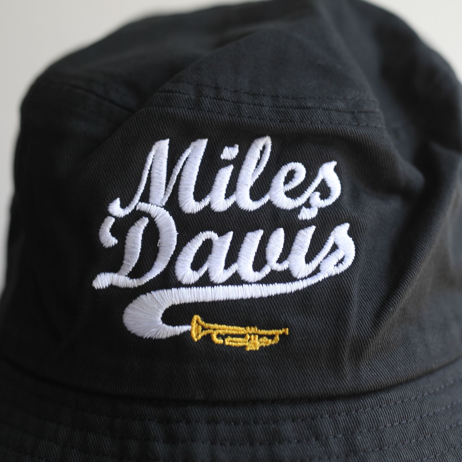 Bluescentric (ブルースセントリック) - 【残りわずか】Miles DAVIS Trumpet BUCKET / Black / Unisex