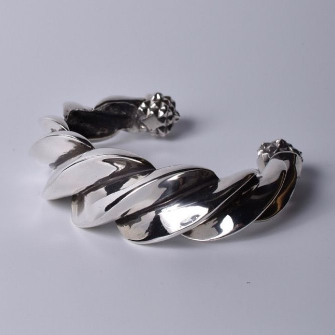 【お取り寄せ注文可能】Twist Angle Bangle(SILVER)