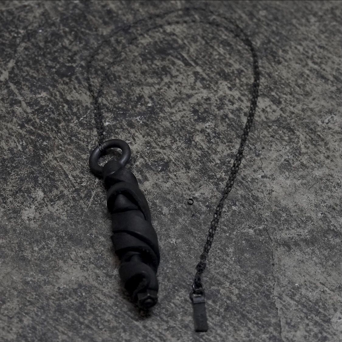 【お取り寄せ注文可能】Distorted Leather Necklace