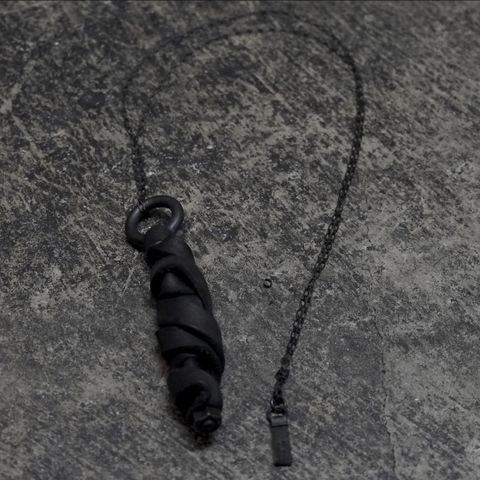 【お取り寄せ注文可能】Distorted Leather Necklace