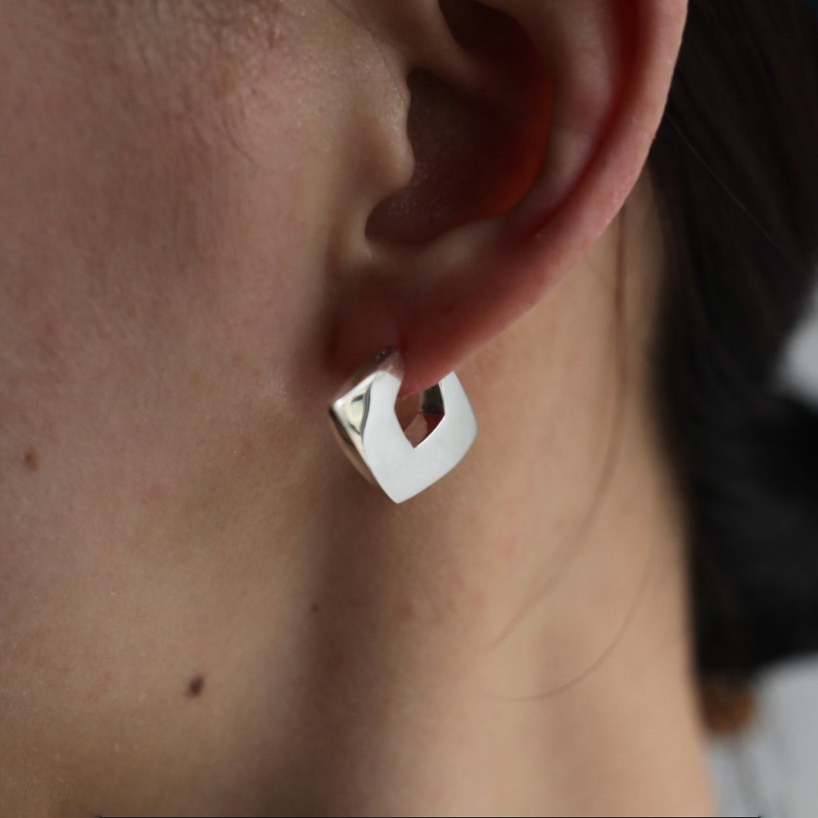 【残り一点】YU-KIN Diamond Shape Earrings(両耳用）
