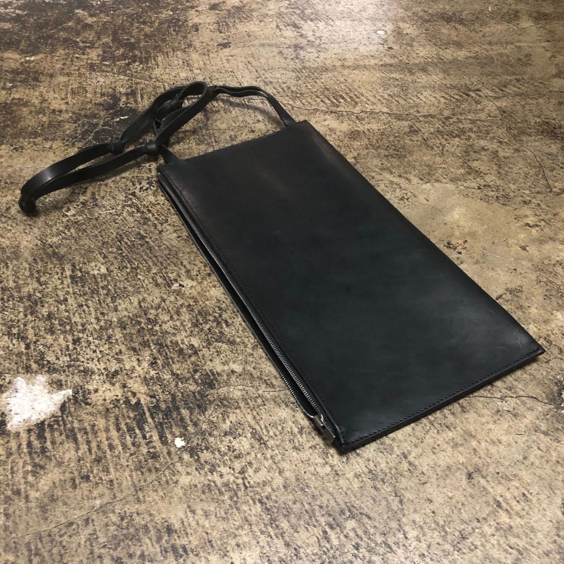【お取り寄せ注文可能】Tangled Strap Clutch Bag