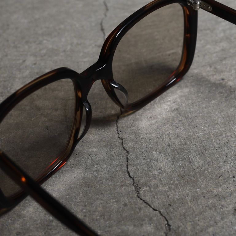 レンズ : LIGHT BROWN