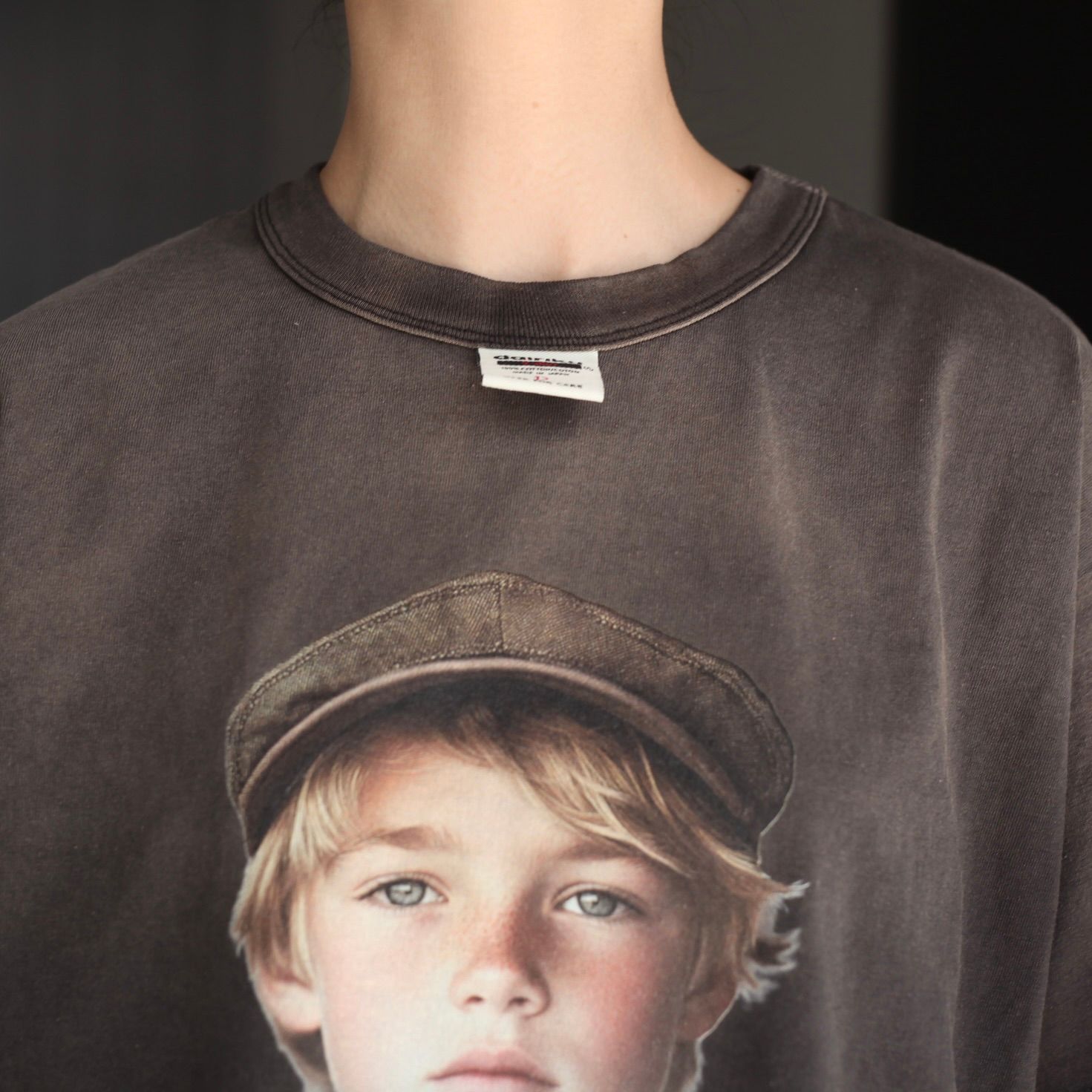 【残りわずか】"Button Eye Doll" Sunburn H-S Tag Tee