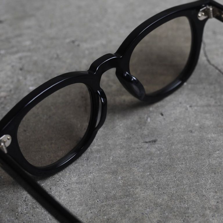 レンズ : LIGHT BROWN