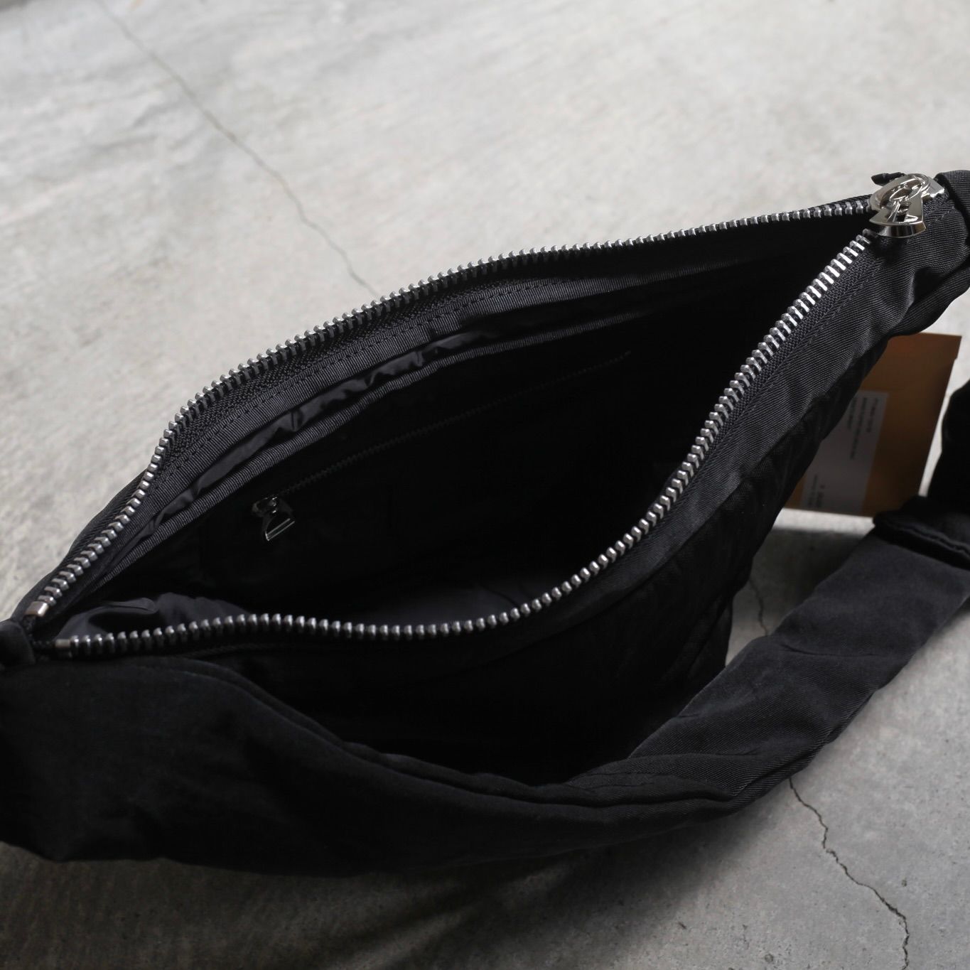 【再販売通知受付可能】Annie Puffer Mini Moon Bag(CERATO BRIGHT)