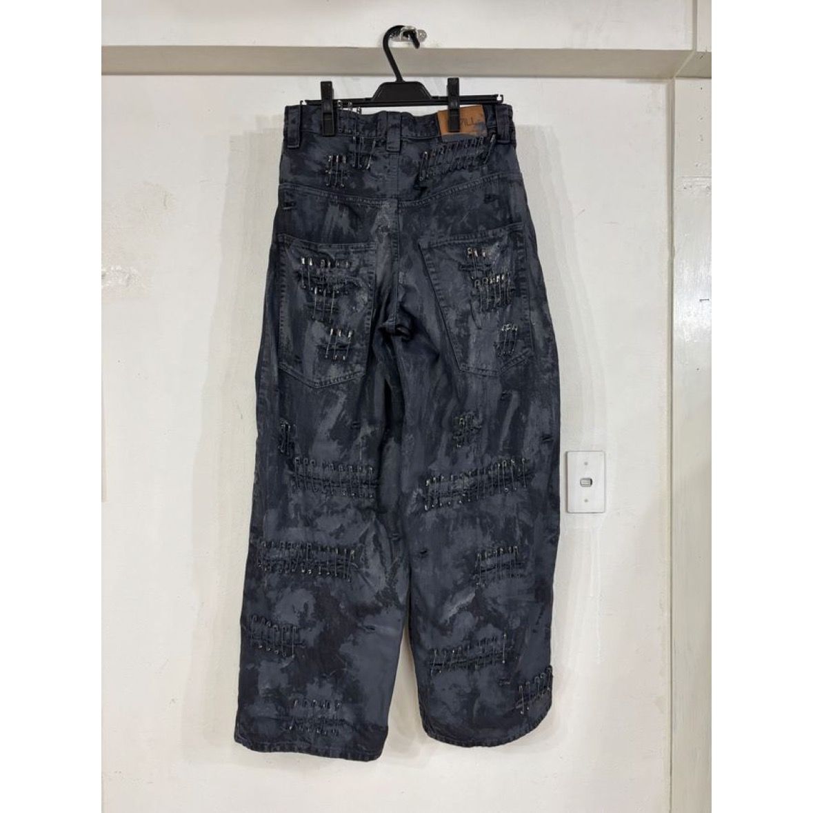 【残り一点】Crack Paint Safety Pin Denim Pants