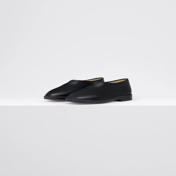【関税込み】LEMAIRE ブラック Flat Piped スリッポン LEMAIRE - 【残り一点】Flat Piped Slippers | ACRMTSM ONLINE STORE