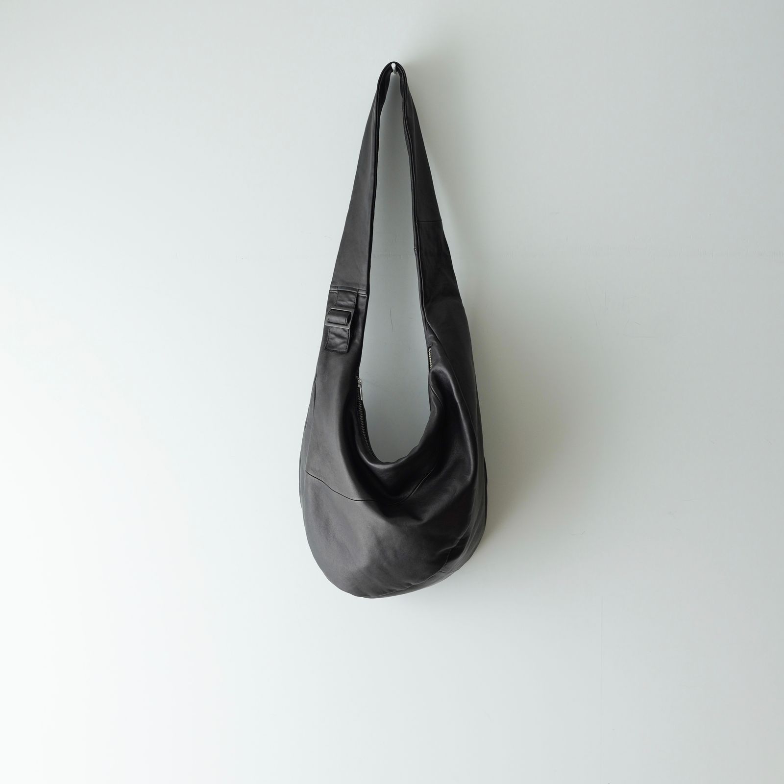 【残りわずか】Goat Leather Twist Shoulder Bag