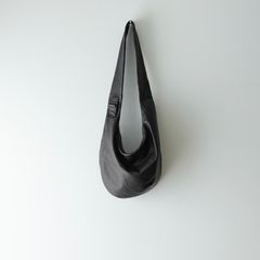 【残りわずか】Goat Leather Twist Shoulder Bag